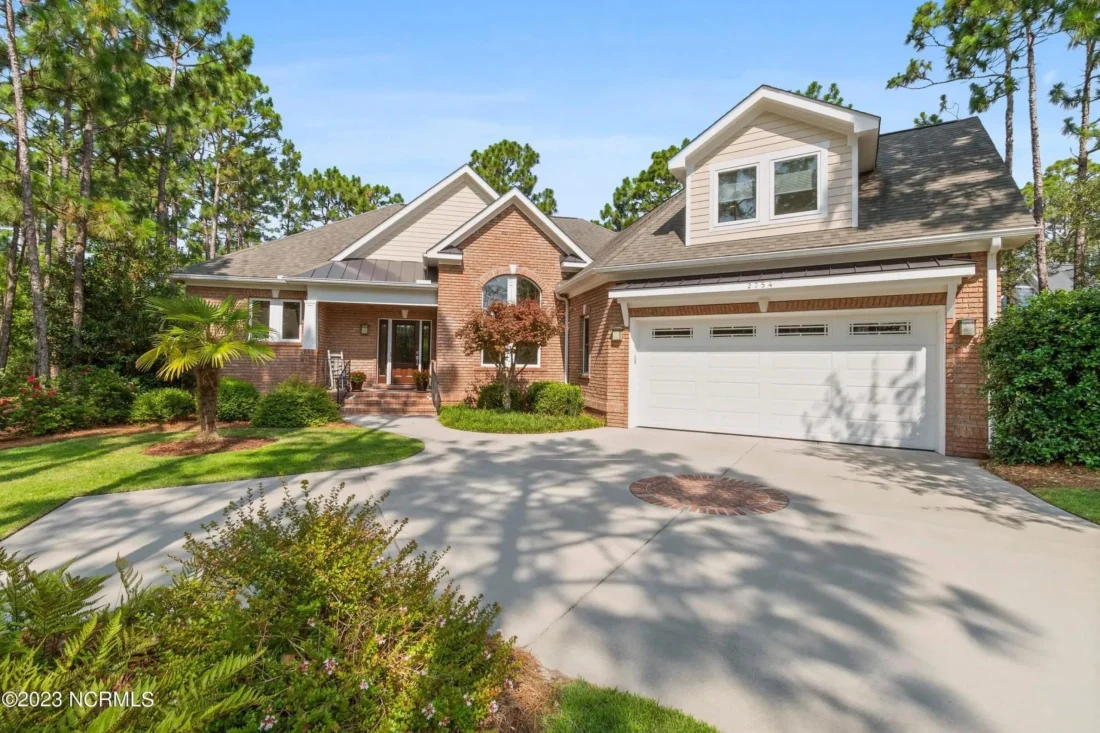 Expansive house Plan with CAD Blueprints & Stylish Design