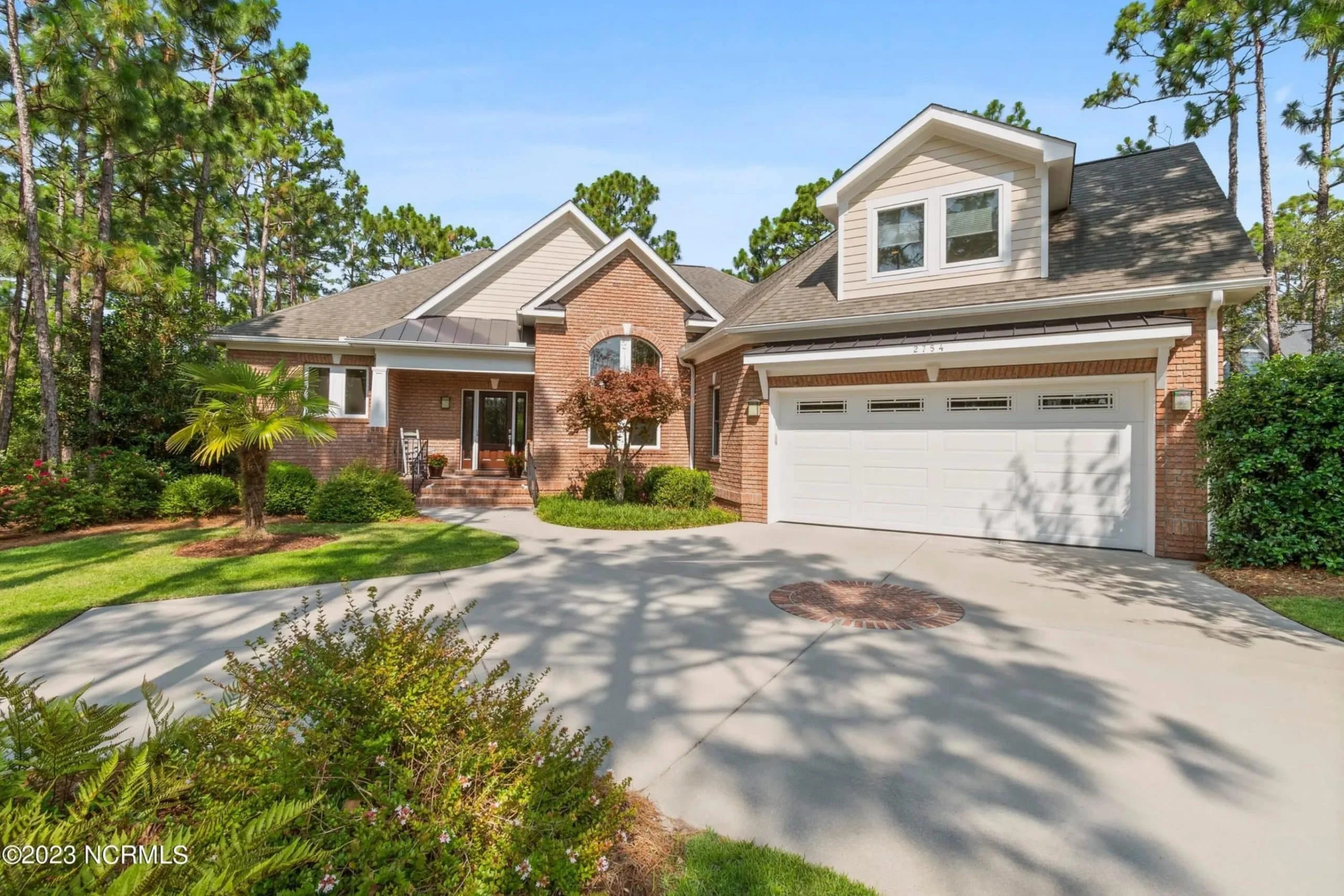 Expansive house Plan with CAD Blueprints & Stylish Design