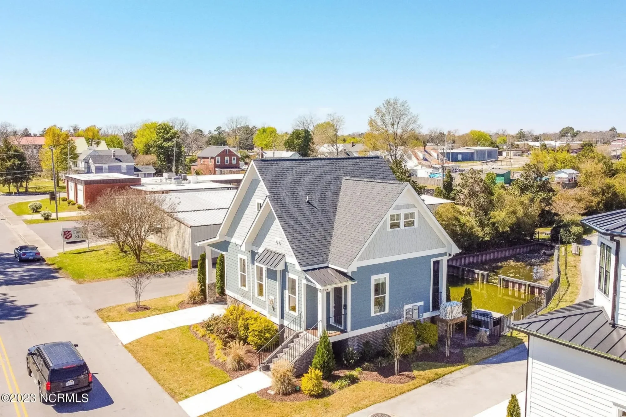 Modern Craftsman house Plan with Detailed Architecture Designs