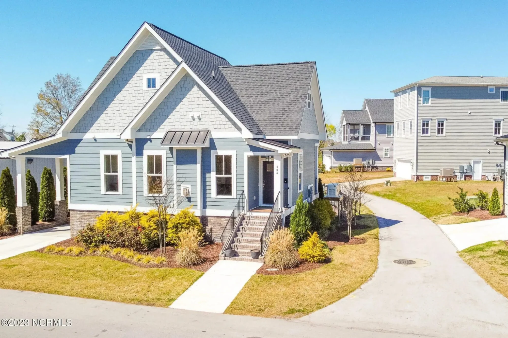 Modern Craftsman house Plan with Detailed Architecture Designs