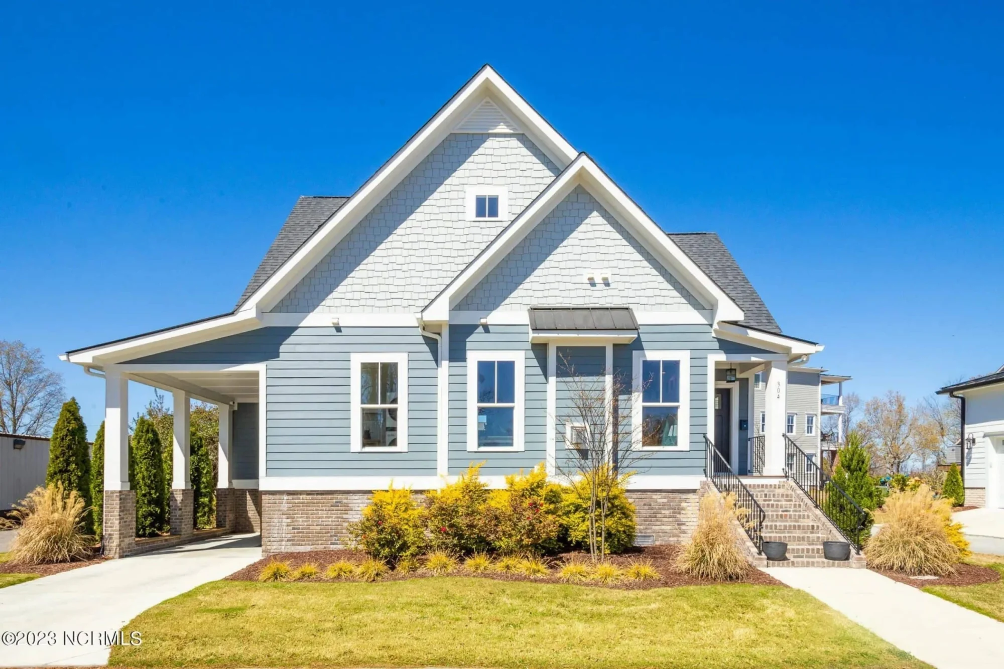 Modern Craftsman house Plan with Detailed Architecture Designs