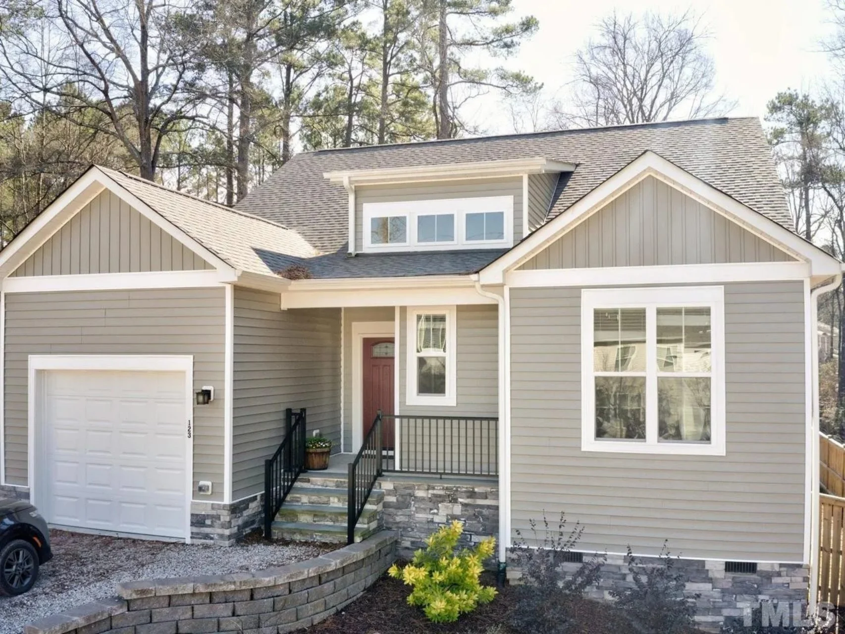 Beautiful-Craftsman-Home-Plan-with-Spacious-Floor-Design