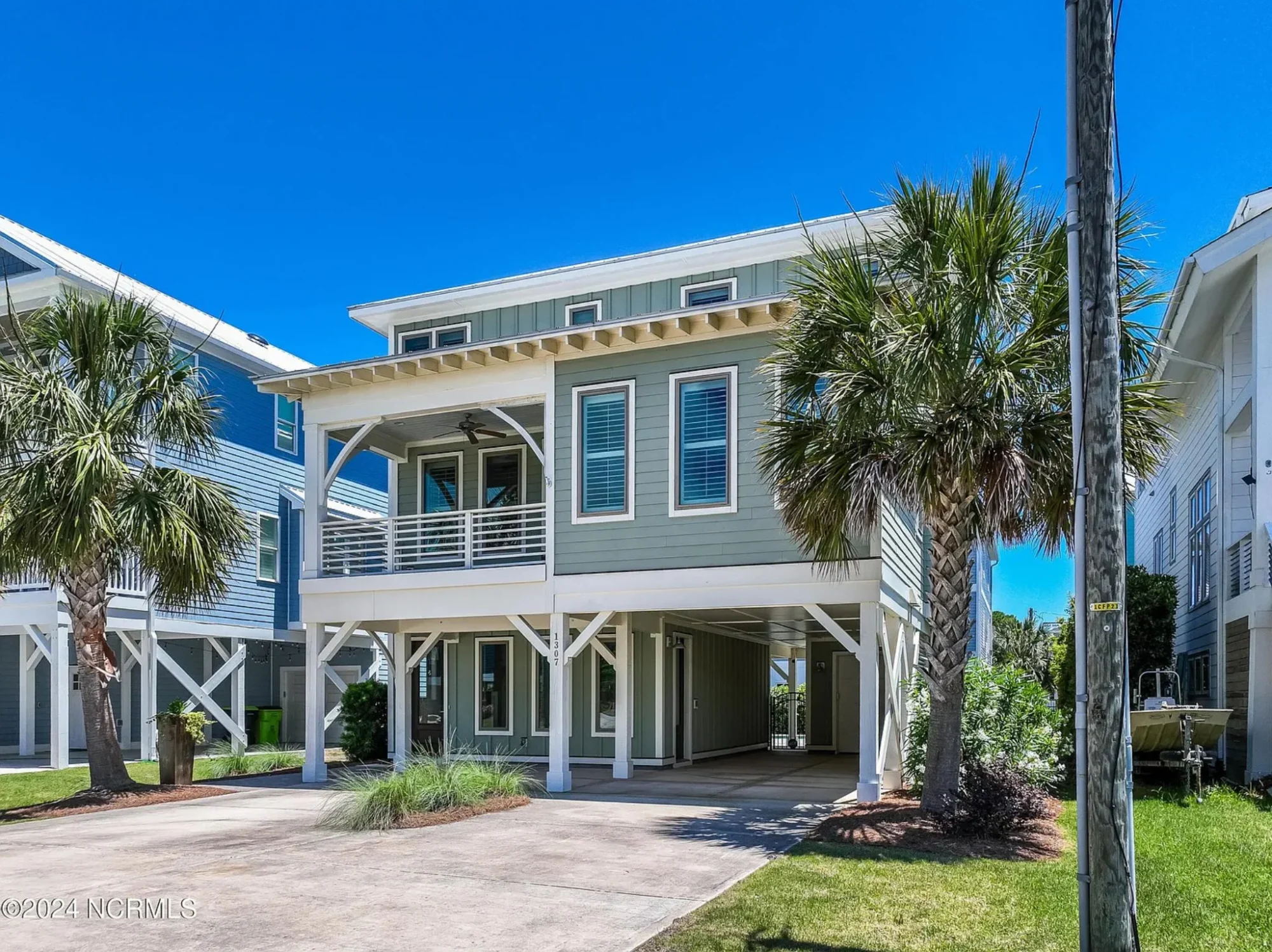 Stunning-Coastal-Home-Plan-with-Modern-Features-and-Blueprint-Designs