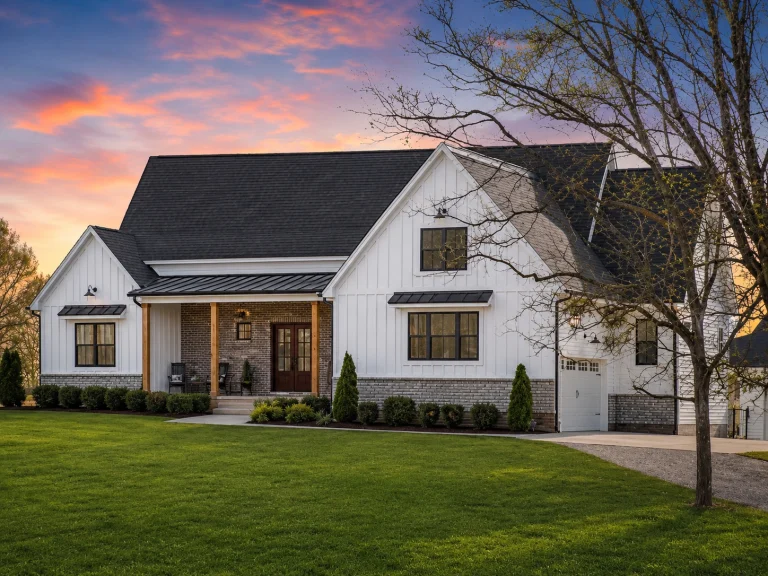21-2886 HOUSE PLAN - Modern Farmhouse Home Plan - 3-Bed, 2.5-Bath, 2,551 SF